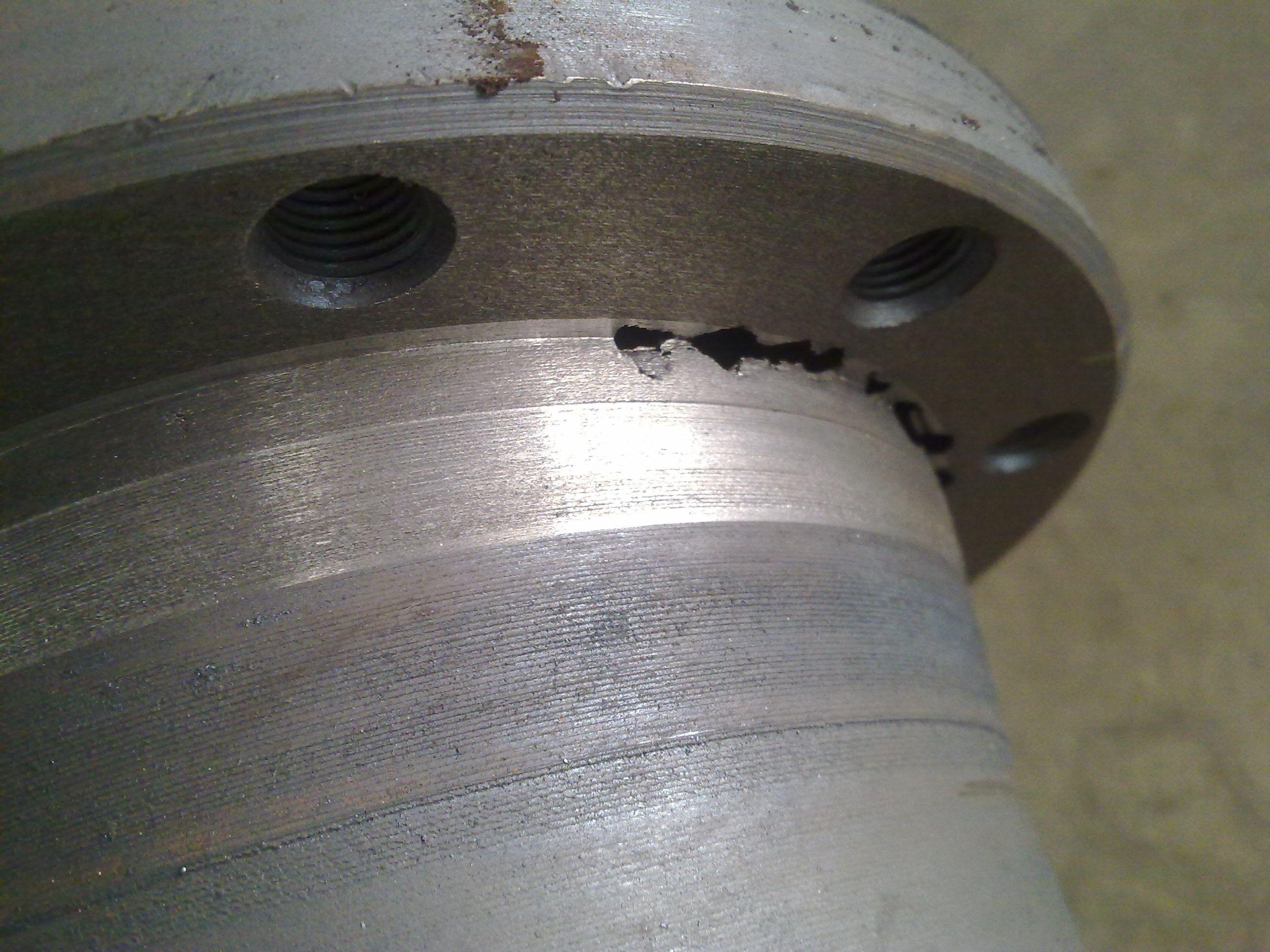 Каковы причины появления трещин в литой стали?