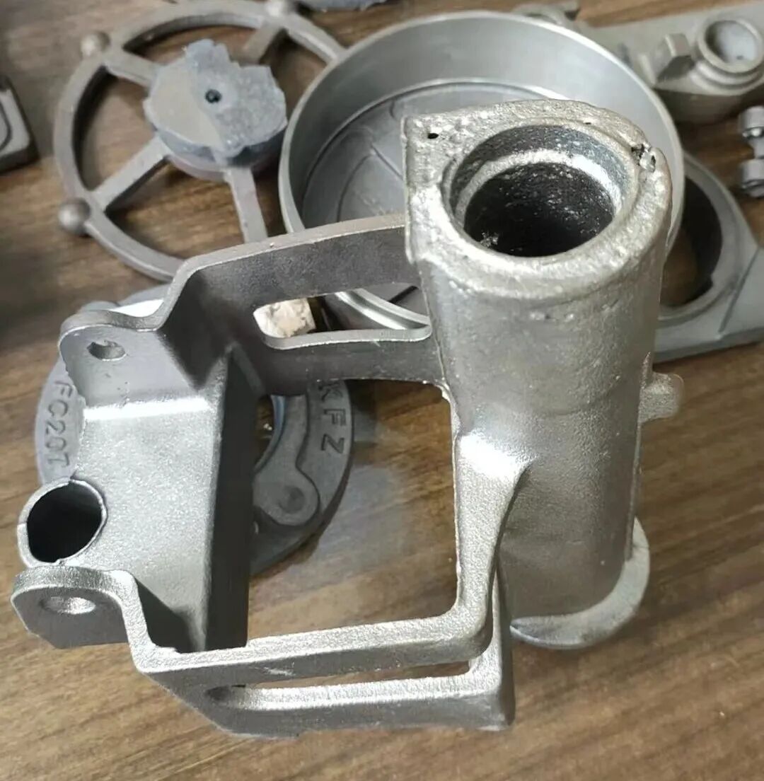 Обработка сильной пористости цилиндрических трубчатых стержней из песчаника при производстве деталей из ковкого чугуна с использованием технологии формования из сырой песчаной смеси.