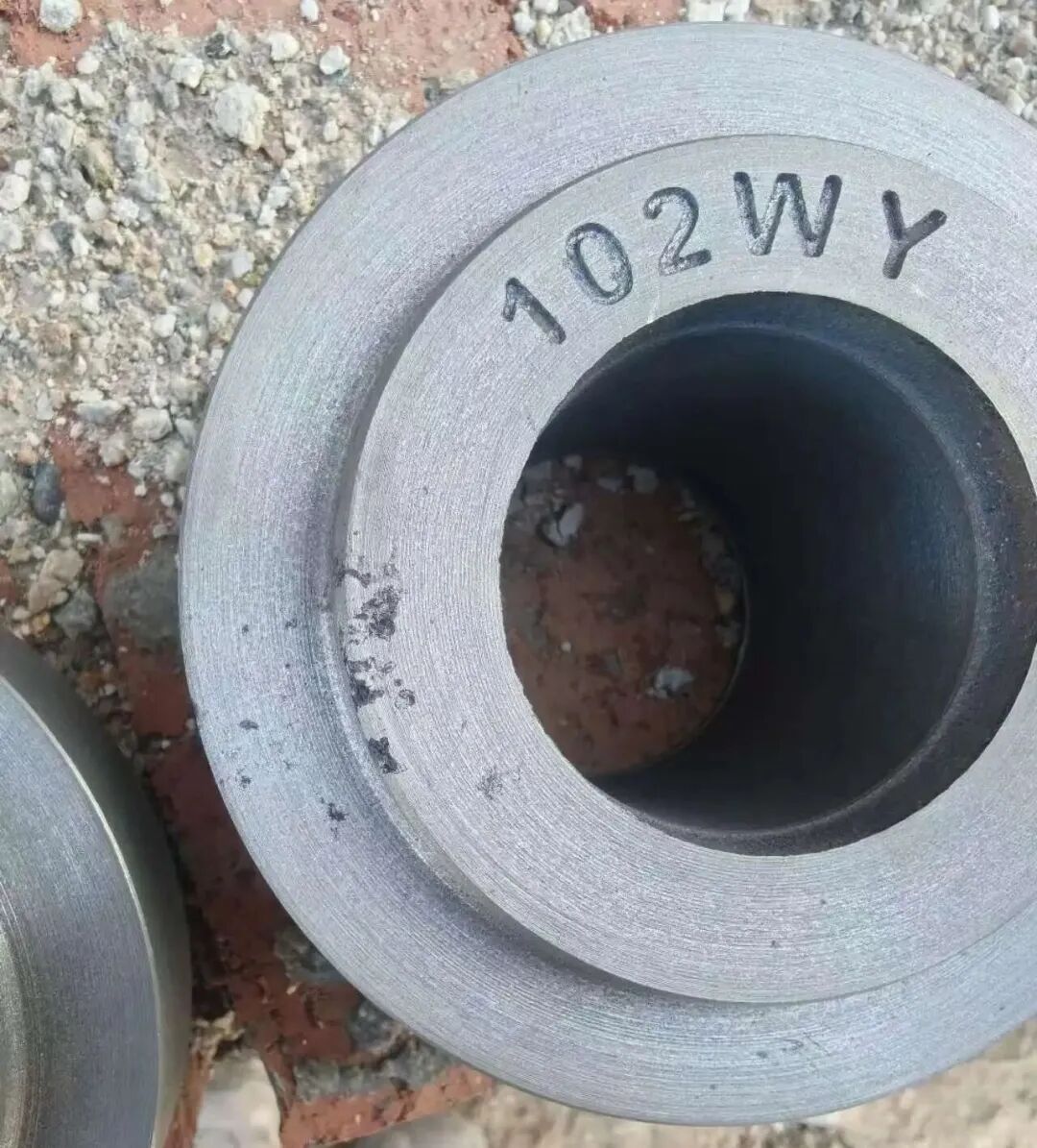 Каковы особенности дефектов промывки песком при производстве деталей из серого чугуна с использованием зеленого песка? Чем отличаются шлаковые глазковые дефекты?