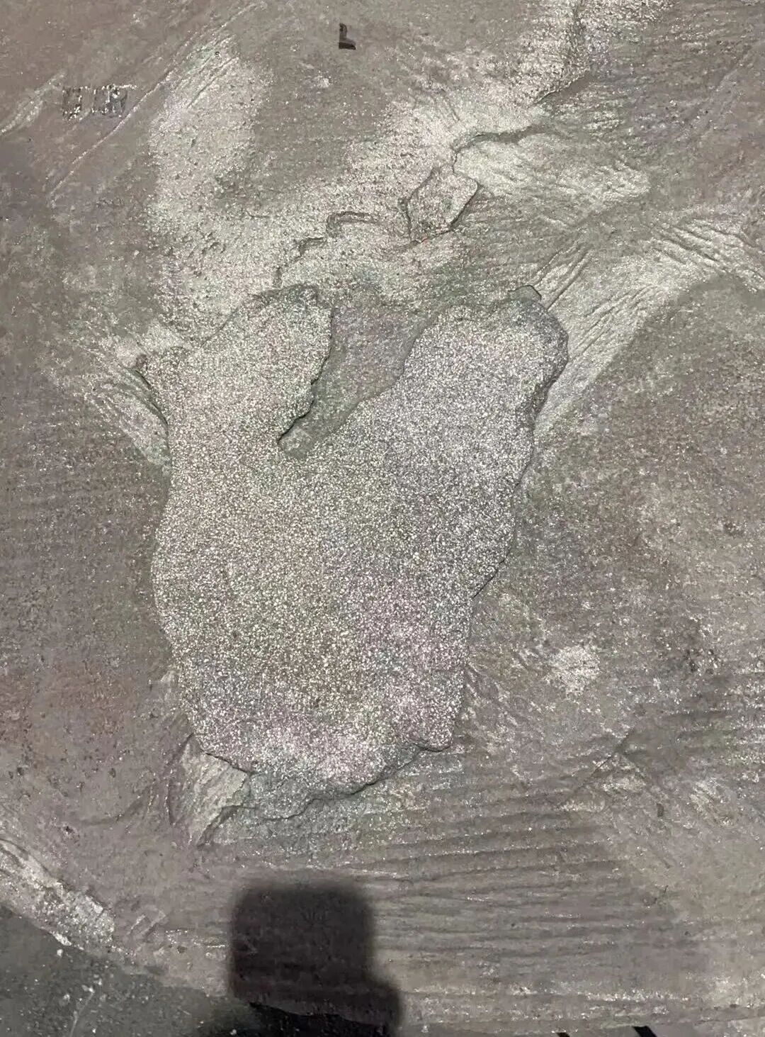 Как можно устранить такие дефекты, как песчаные пупырышки на верхней поверхности деталей из серого чугуна, изготовленных методом литья в песчано-полимерную смолу?